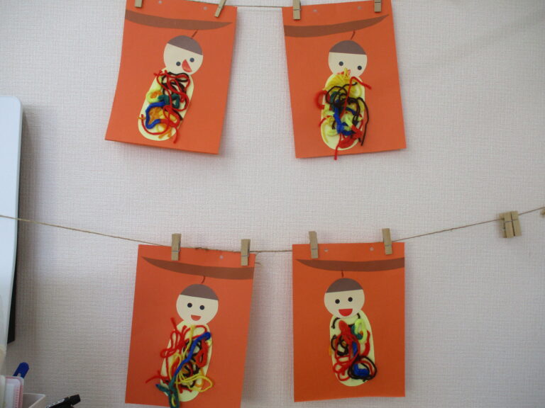 ひよこ組　１１月の制作「ふわふわみのむし」